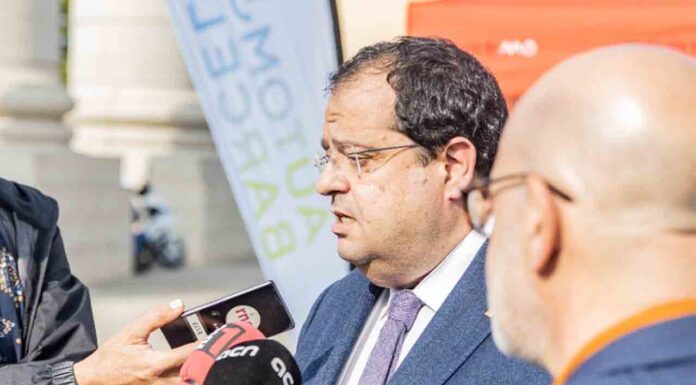 Joan Ignasi Elena: «un grupo de extrema derecha no decidirá el ritmo de los desahucios» Joan Ignasi Elena: "un grupo de extrema derecha no decidirá el ritmo de los desahucios"