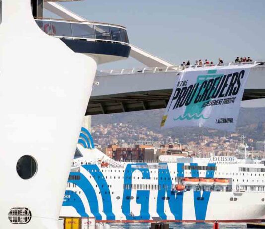 La Guardia Civil identifica a militantes de la CUP en el Muelle Adosado La Guardia Civil identifica a militantes de la CUP en el Muelle Adosado