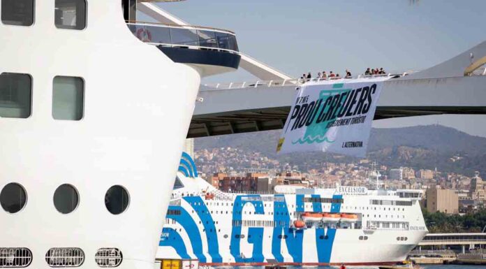 La Guardia Civil identifica a militantes de la CUP en el Muelle Adosado La Guardia Civil identifica a militantes de la CUP en el Muelle Adosado