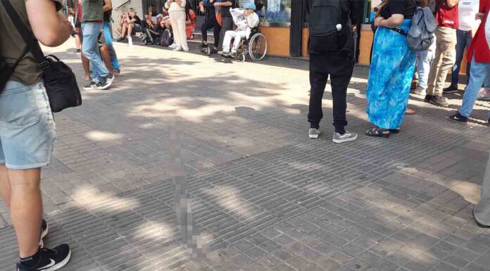 Los Mossos acuden al desahucio de un piso propiedad de Caixa Bank en el Paralelo Los Mossos acuden al desahucio de un piso propiedad de Caixa Bank en el Paralelo