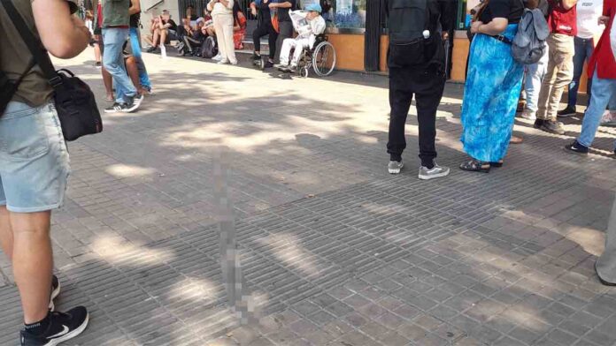 Los Mossos acuden al desahucio de un piso propiedad de Caixa Bank en el Paralelo