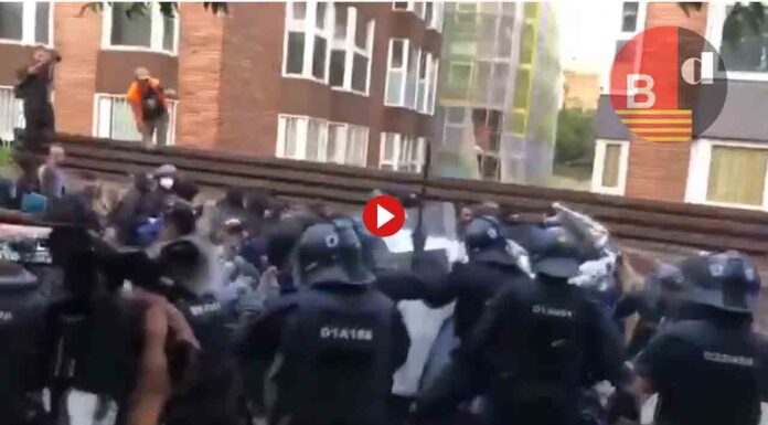 Los Mossos cargan contra la marcha antifascista en la Bonanova Los Mossos cargan contra la marcha antifascista en la Bonanova