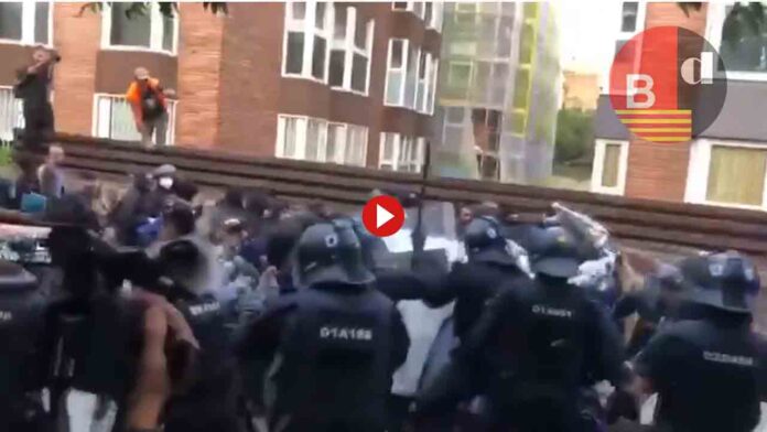 Los Mossos cargan contra la marcha antifascista en la Bonanova