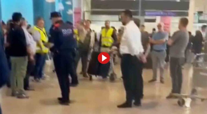 Los piratas del aeropuerto plantan cara a los taxistas ante la inacción de los Mossos Los piratas del aeropuerto plantan cara a los taxistas ante la inacción de los Mossos