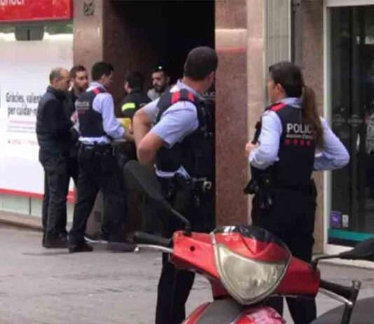 Muere un hombre tiroteado en un piso de la calle del Comte d’Urgell Muere un hombre tiroteado en un piso de la calle del Comte d'Urgell