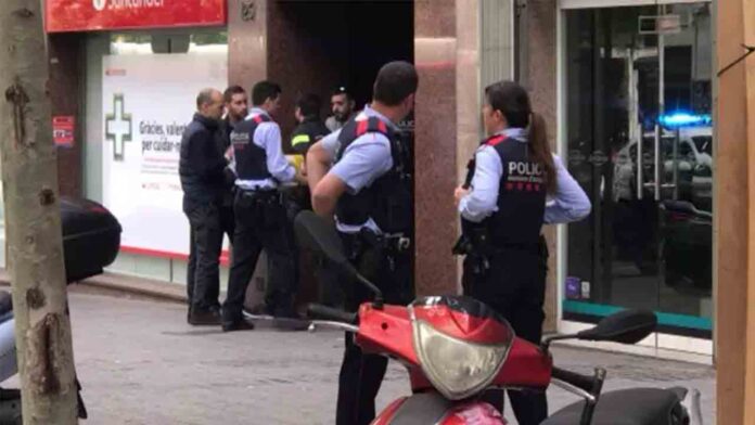 Muere un hombre tiroteado en un piso de la calle del Comte d'Urgell