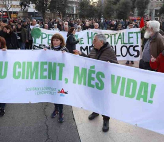 Protesta en el Baix Llobregat por la construcción de pisos en zonas verdes Protesta en el Baix Llobregat por la construcción de pisos en zonas verdes