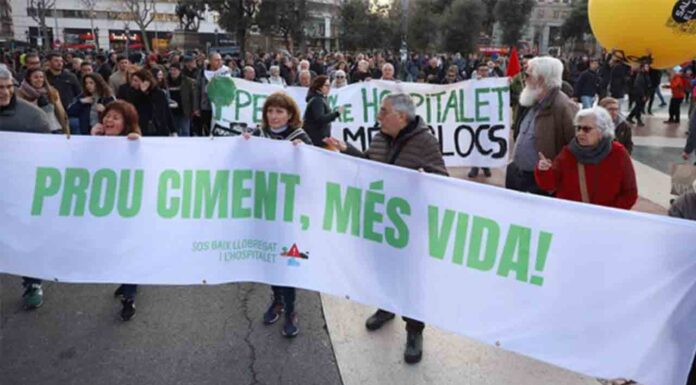 Protesta en el Baix Llobregat por la construcción de pisos en zonas verdes Protesta en el Baix Llobregat por la construcción de pisos en zonas verdes