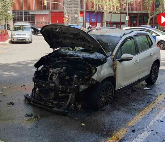 Se incendia un coche en el Eixample Se incendia un coche en el Eixample