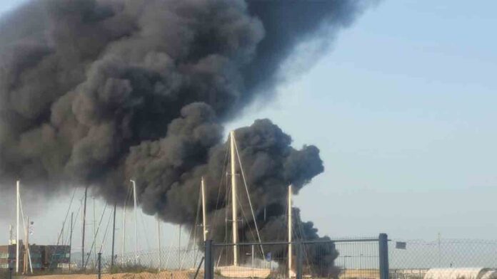 Se incendia una embarcación en el puerto de Badalona