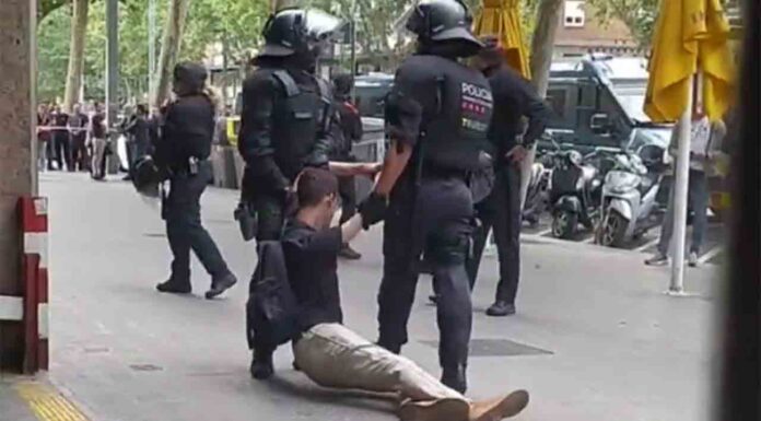 Desahucian a una madre con tres hijos menores en la Avenida del Paralelo Tercer intento de desahucio de una madre con tres menores en el Paralelo