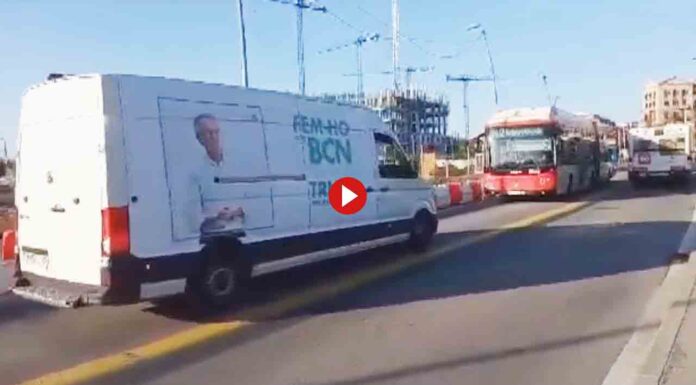 Una furgoneta de campaña de Trias entra en dirección prohibida y encuentra un bus Una furgoneta de campaña de Trias entra en dirección prohibida y encuentra un bus