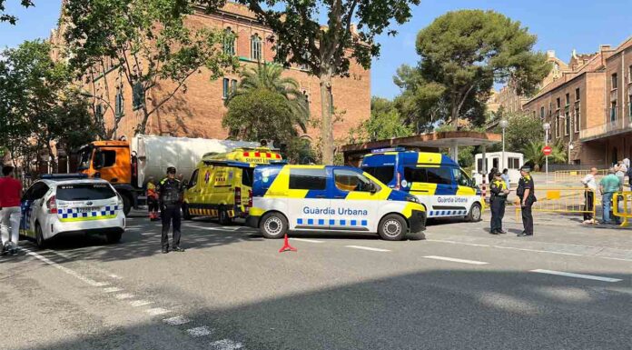 Al menos una persona muerta al caer un muro en Sant Antoni Maria Claret Al menos una persona muerta al caer un muro en Sant Antoni Maria Claret