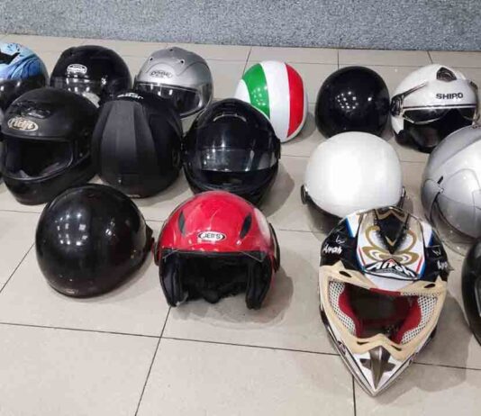 Vendía cascos de moto robados en mitad de la calle en Poble-sec Vendía cascos de moto robados en mitad de la calle en Poble-sec