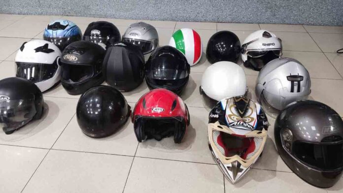 Vendía cascos de moto robados en mitad de la calle en Poble-sec