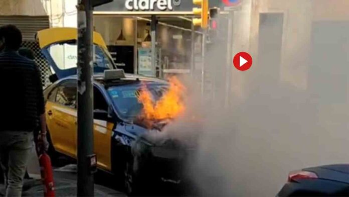 Arde un taxi en Travessera de Gràcia