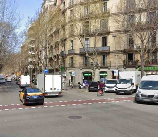 Atropellada en el Eixample una mujer por una furgoneta Atropellada en el Eixample una mujer por una furgoneta