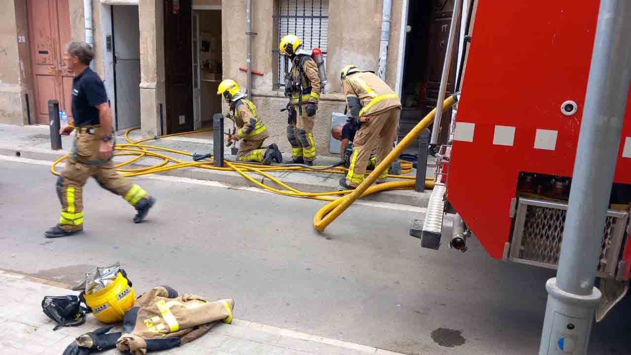 Dos hombres heridos por un incendio en Cornellà