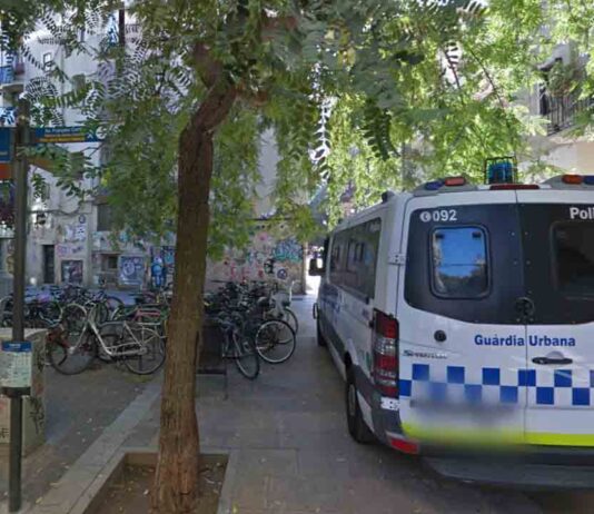 Muere un niño de un año en Ciutat Vella atropellado por una furgoneta Muere un niño de un año en Ciutat Vella atropellado por una furgoneta