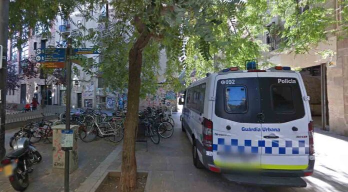 Muere un niño de un año en Ciutat Vella atropellado por una furgoneta Muere un niño de un año en Ciutat Vella atropellado por una furgoneta
