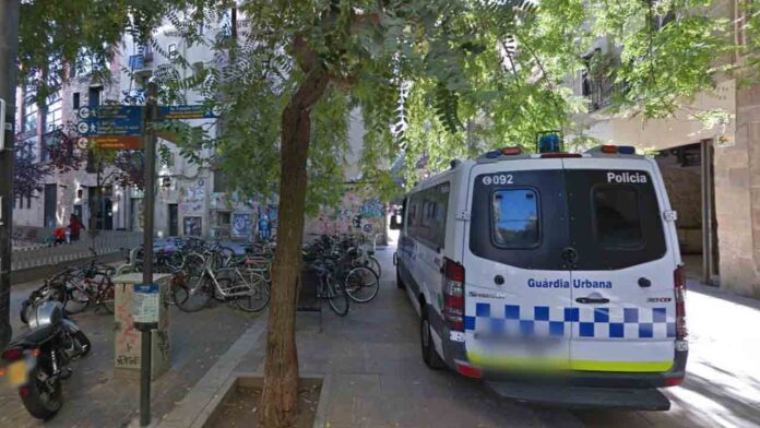 Muere un niño de un año en Ciutat Vella atropellado por una furgoneta