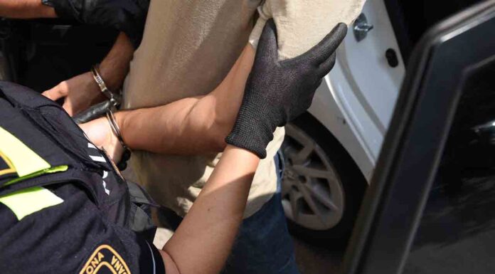 Detenidos por robar un patinete de dentro de un coche en Poblenou Dos detenidos por robar en una tienda de la Barceloneta y agredir al empleado