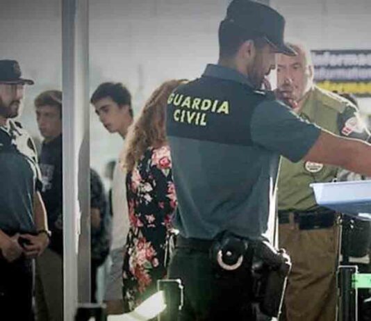 Encuentran seis lingotes de oro en el interior de un ordenador en el aeropuerto de El Prat Detenido en el Aeropuerto de El Prat un prófugo canadiense acusado de homicidio