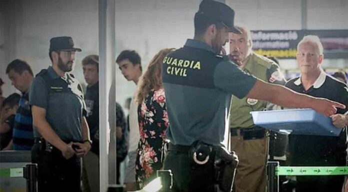 Detenido en el aeropuerto un pasajero por amenazas a la tripulación y a los viajeros Detenido en el Aeropuerto de El Prat un prófugo canadiense acusado de homicidio