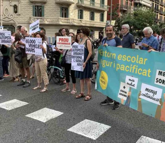 Eixample Respira corta la calle Aragón contra la «autopista urbana» Eixample Respira corta la calle Aragón contra la "autopista urbana"