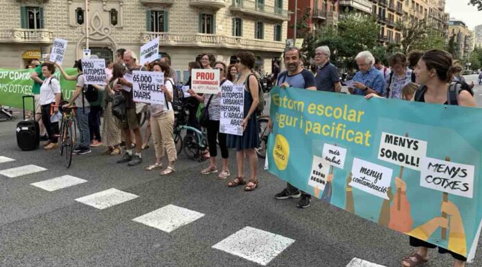 Eixample Respira corta la calle Aragón contra la «autopista urbana» Eixample Respira corta la calle Aragón contra la "autopista urbana"