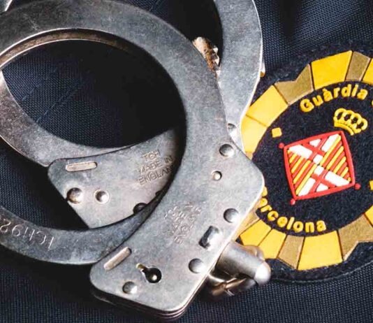 Pillado en Les Corts con un kilo de marihuana en una bolsa Tres detenidos por el intento de robo de un reloj de lujo en el Gótico