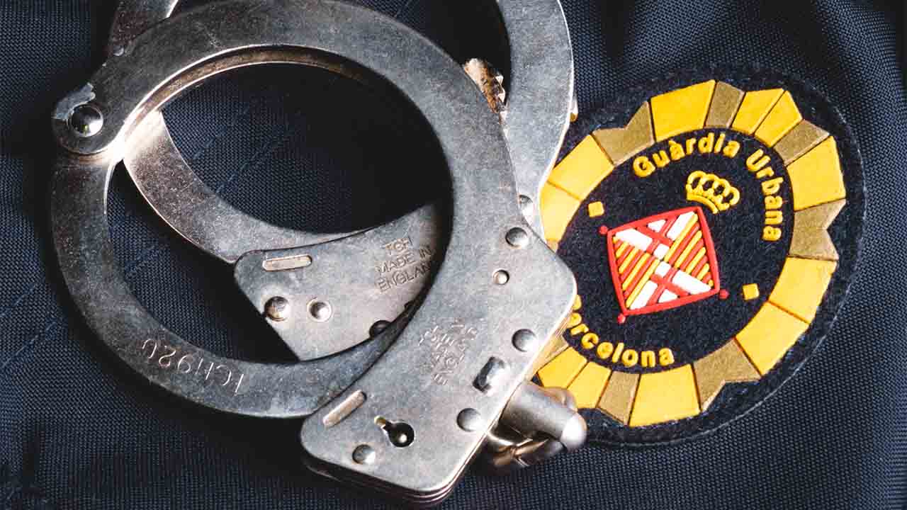 Tres detenidos por el intento de robo de un reloj de lujo en el Gótico