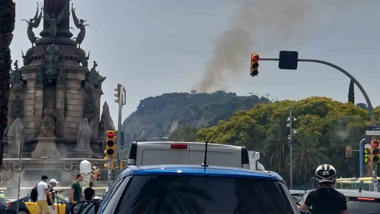 Incendio frente al Castillo de Montjuïc