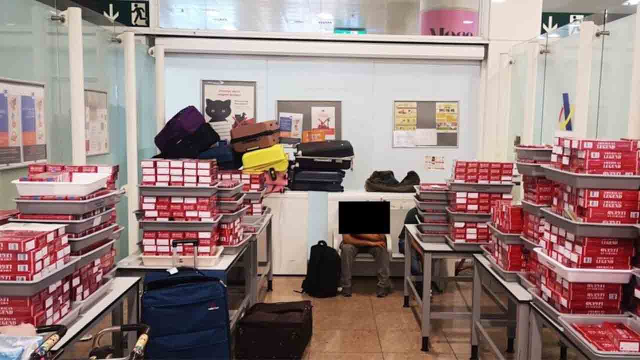 Intervenidos más de 13.000 paquetes de tabaco a cinco pasajeros en el aeropuerto