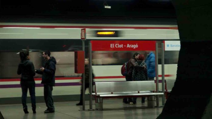 Pegan e insultan a una mujer trans en la estación del Clot-Aragó