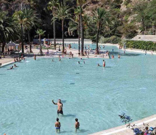 Temporada de baño en el parque de la Creueta del Coll Temporada de baño en el parque de la Creueta del Coll