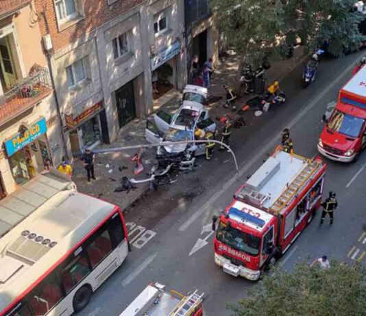 Una persona herida crítica en un accidente en la calle València entre un coche y un bus Una persona herida crítica en un accidente en la calle València entre un coche y un bus