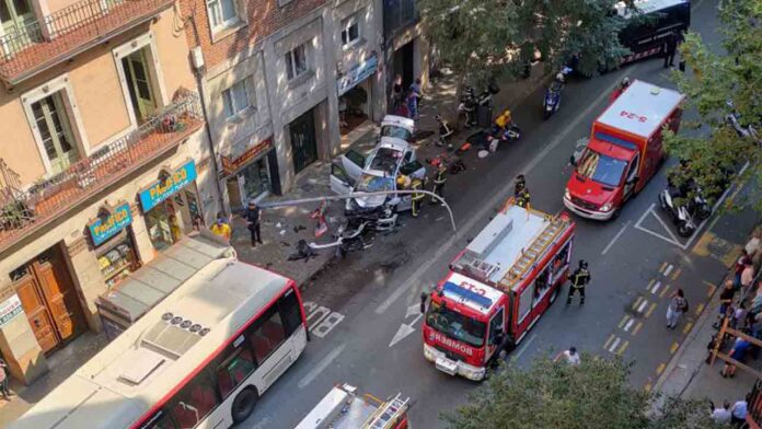 Una persona herida crítica en un accidente en la calle València entre un coche y un bus
