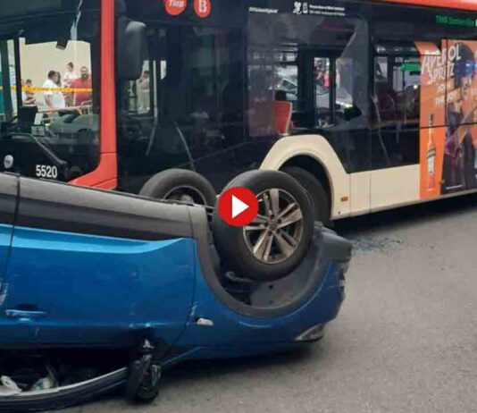 Vuelca un coche en un accidente múltiple en Nou Barris Vuelca un coche en un accidente múltiple en Nou Barris