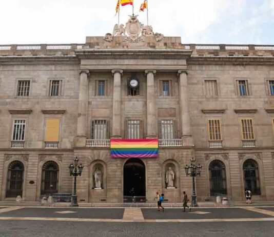 El Ayuntamiento cuelga en el balcón la bandera LGTBI con motivo del Pride El Ayuntamiento cuelga en el balcón la bandera LGTBI con motivo del Pride