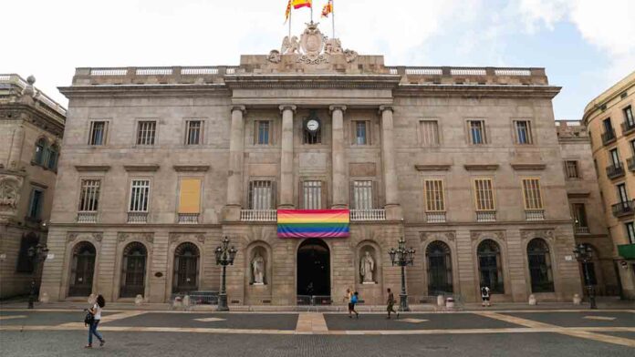 El Ayuntamiento cuelga en el balcón la bandera LGTBI con motivo del Pride