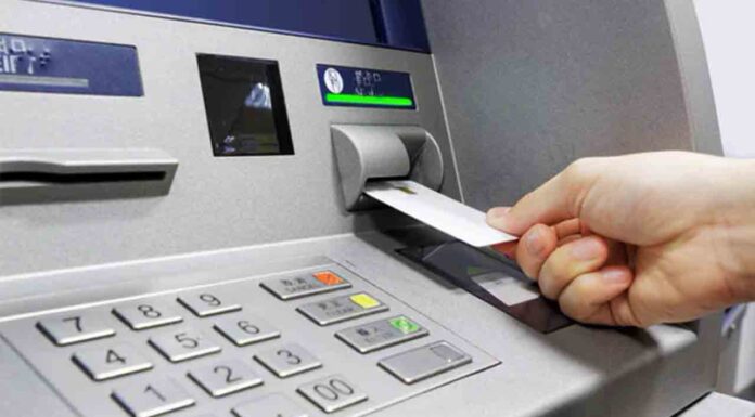 Tres detenidos por el robo de tarjetas bancarias a mayores en cajeros automáticos Tres detenidos por el robo tarjetas bancarias a mayores en cajeros automáticos