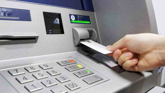 Tres detenidos por el robo tarjetas bancarias a mayores en cajeros automáticos