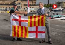 Emirates Team New Zealand recibe la bandera de Barcelona Emirates Team New Zealand recibe la bandera de Barcelona