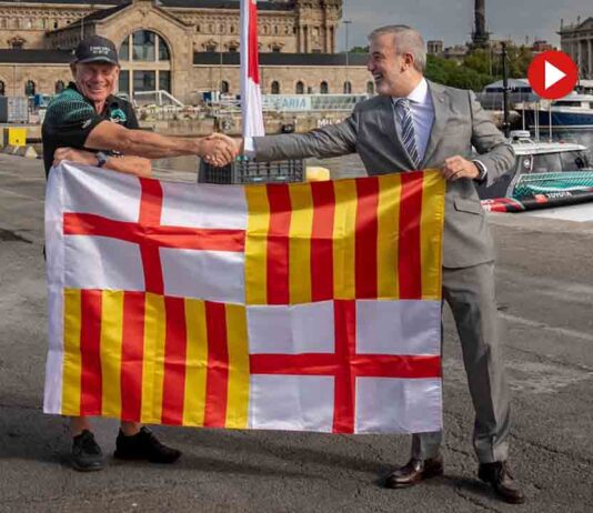 Emirates Team New Zealand recibe la bandera de Barcelona Emirates Team New Zealand recibe la bandera de Barcelona