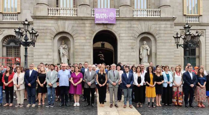 Minuto de silencio en la plaza Sant Jaume contra la violencia machista Minuto de silencio en la plaza Sant Jaume contra la violencia machista