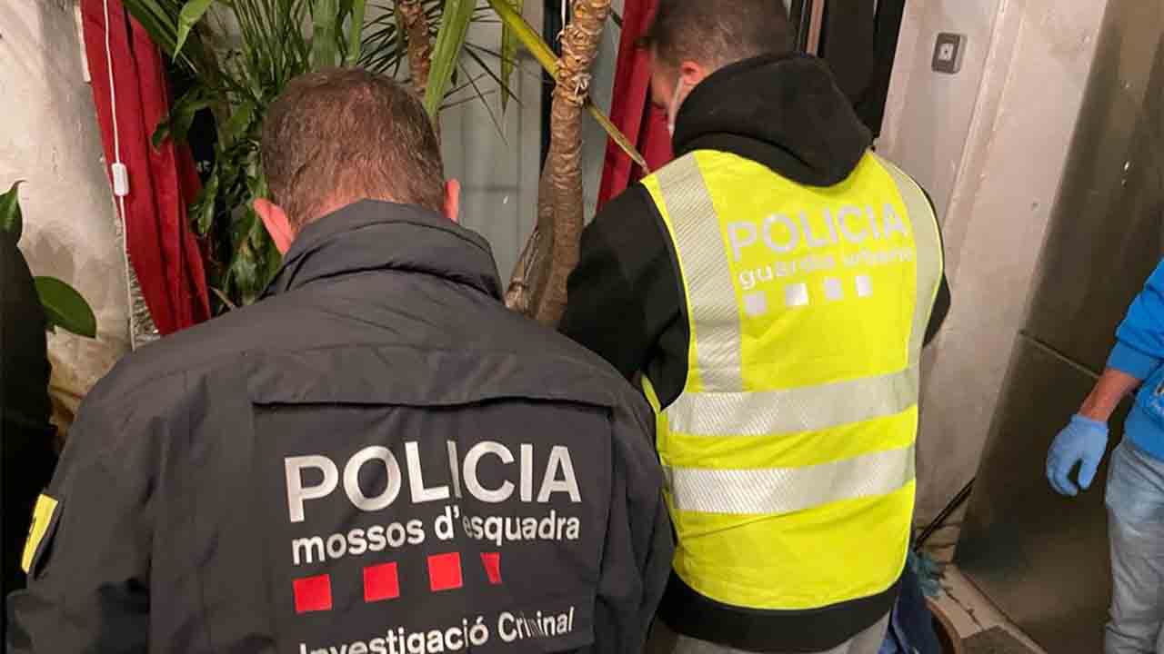 Mossos y Guàrdia Urbana desactivan dos pisos de venta de droga en Sant Andreu