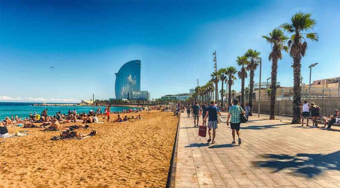 Cuatro detenidos por una agresión sexual en la playa de la Barceloneta Playa de La Barceloneta
