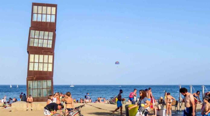 Se inicia la temporada alta de baño en las playas de Barcelona Playa de Sant Miquel
