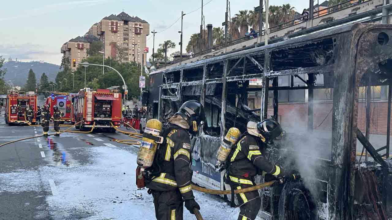 Se incendia un autobús de TMB en Via Favència